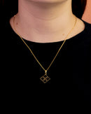 Colar Dourado com Pingente Quatro Trevos Pedra Preta