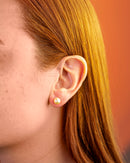 Brinco Dourado Pequeno Pérola Redonda Clássica