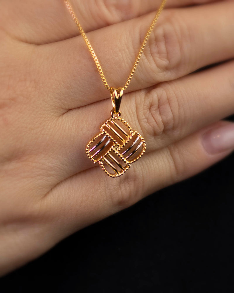 Colar Dourado com Pingente Geométrico Trançado em Linhas Vazadas