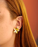 Brinco Dourado Flor Estilizada Pétalas Alongadas