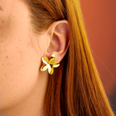 Brinco Dourado Flor Estilizada Pétalas Alongadas