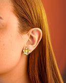 Brinco Dourado Flor Pétalas Espelhadas Cristal Central