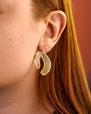 Brinco Dourado Curvo Grade Vazada Artístico