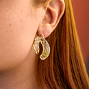 Brinco Dourado Curvo Grade Vazada Artístico