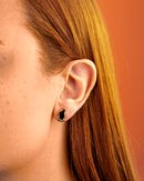 Brinco Dourado Formato Orgânico Pedra Preta Central