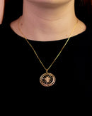 Colar Dourado com Pingente Redondo Cruz e Frase Bíblica