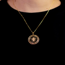 Colar Dourado com Pingente Redondo Cruz e Frase Bíblica