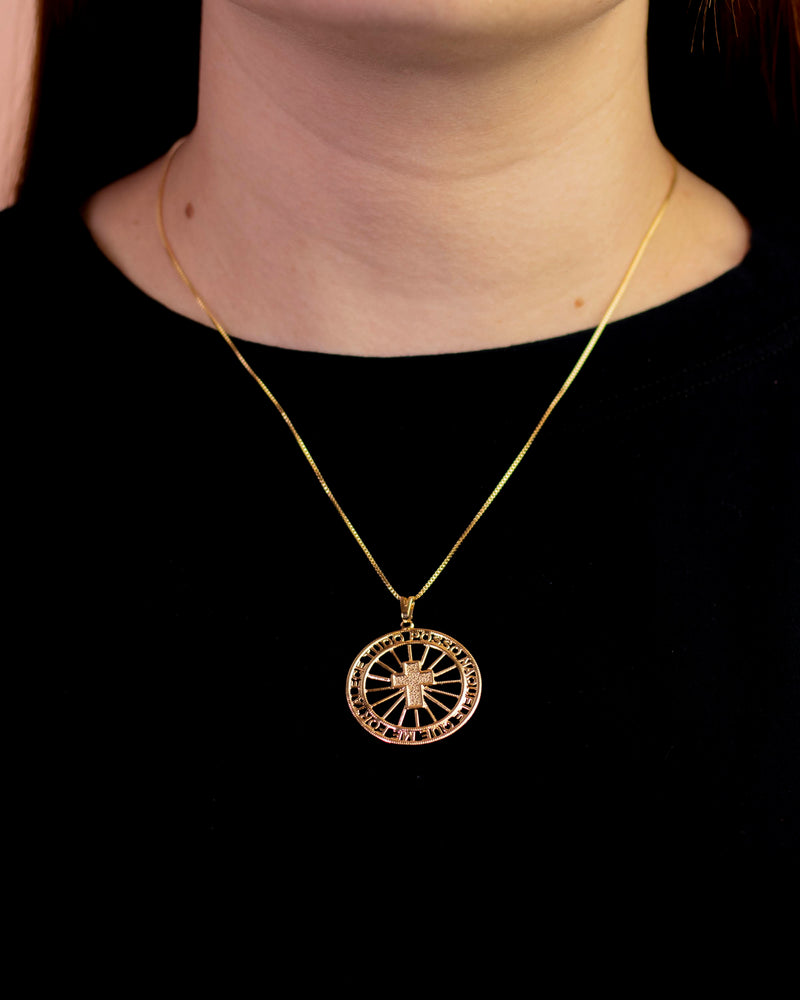 Colar Dourado com Pingente Redondo Cruz e Frase Bíblica