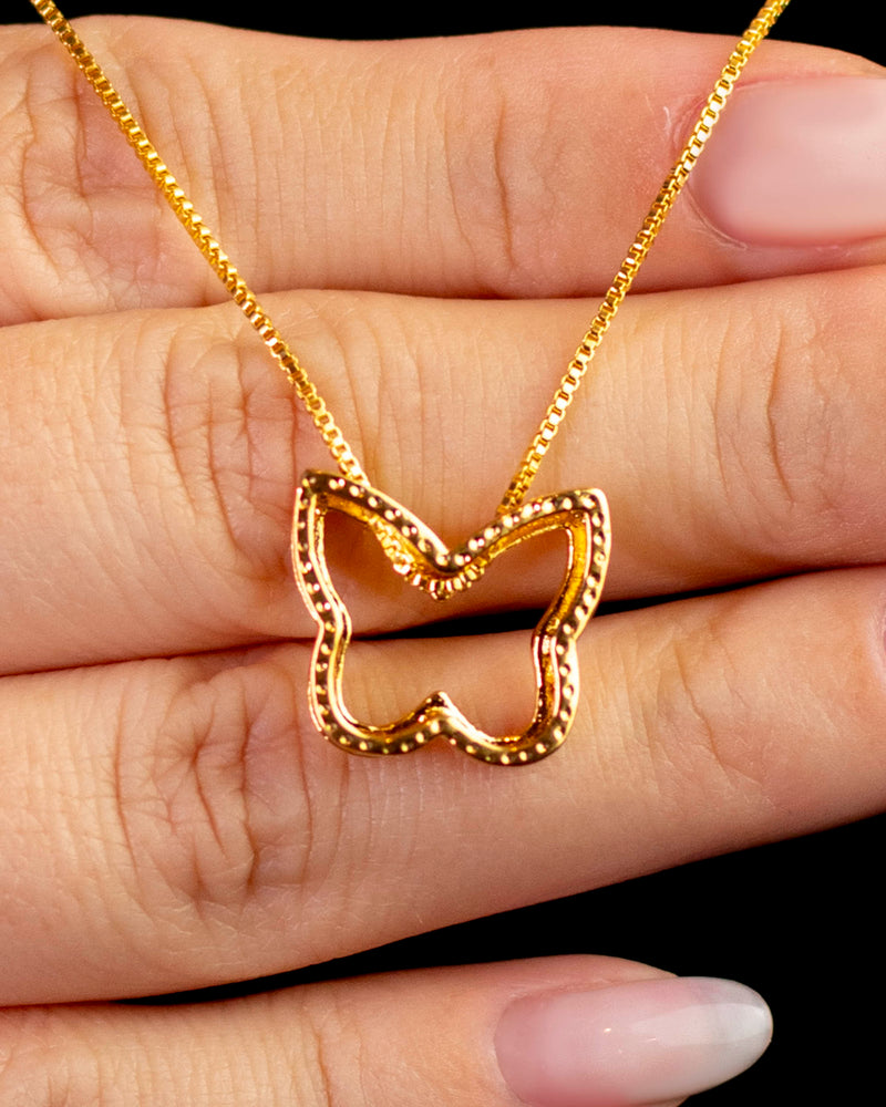 Colar Dourado com Pingente de Borboleta Vazado em Contorno Delicado