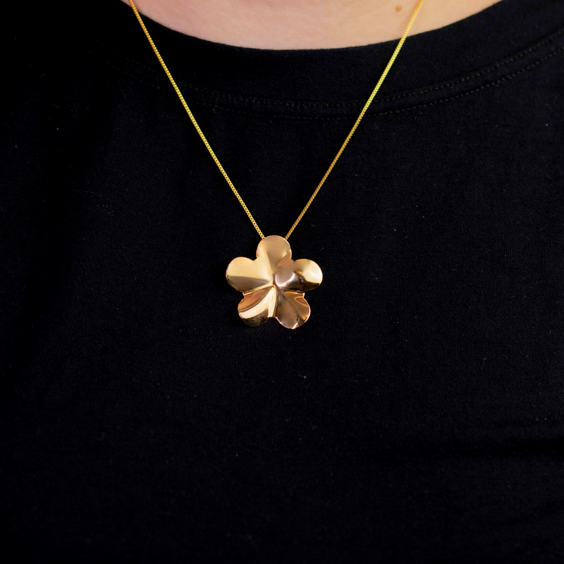 Colar Dourado com Pingente Flor Lisa Polida