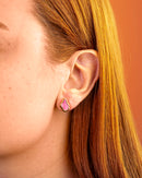 Brinco Dourado Formato Orgânico Pedra Rosa Central