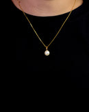 Colar Dourado com Pingente de Pérola Clássica e Corrente Fina Elegante