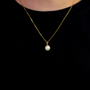 Colar Dourado com Pingente de Pérola Clássica e Corrente Fina Elegante