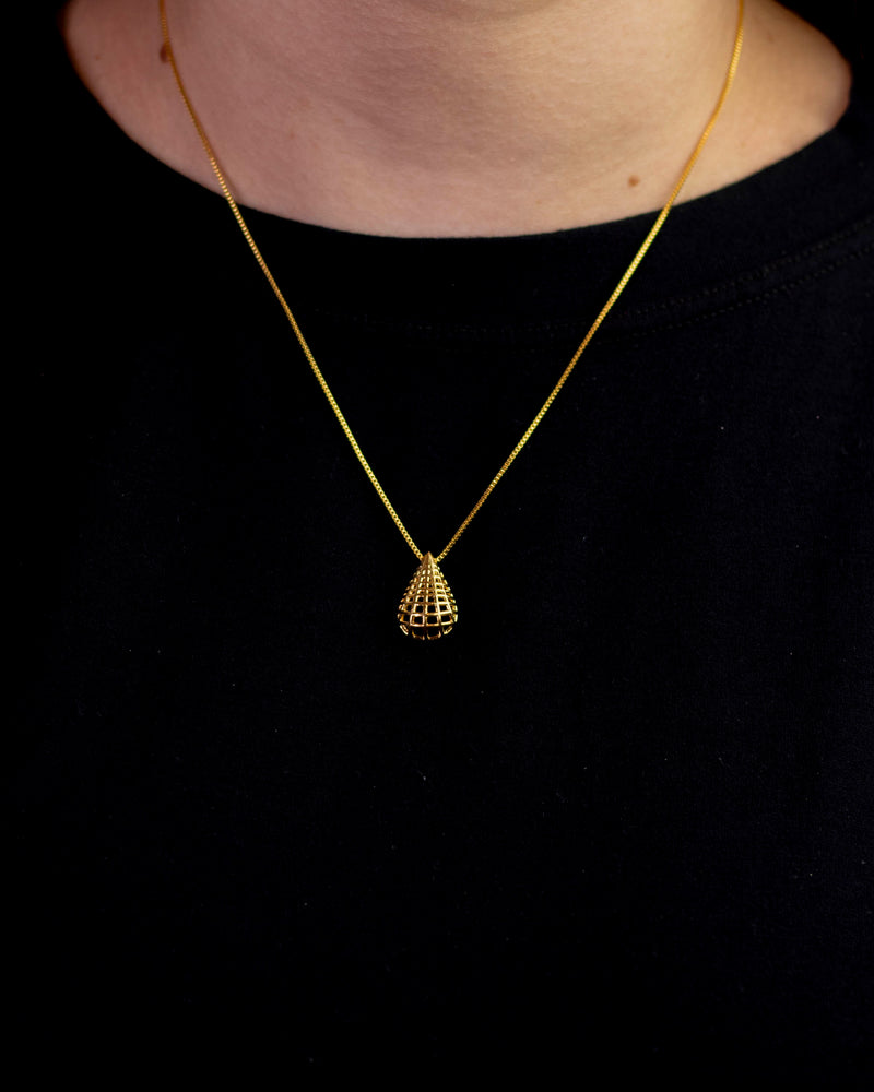 Colar Dourado com Pingente Gota Vazado em Design Geométrico 3D