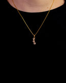 Colar Dourado com Pingente de Três Zircônias Quadradas em Cascata