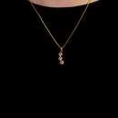 Colar Dourado com Pingente de Três Zircônias Quadradas em Cascata