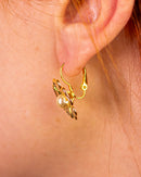 Brinco Dourado Flor Clássica com Pérola Central