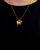 Colar Dourado com Pingente de Flor Trabalhada em Camadas e Cristal Central