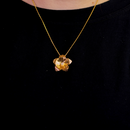 Colar Dourado com Pingente de Flor Trabalhada em Camadas e Cristal Central