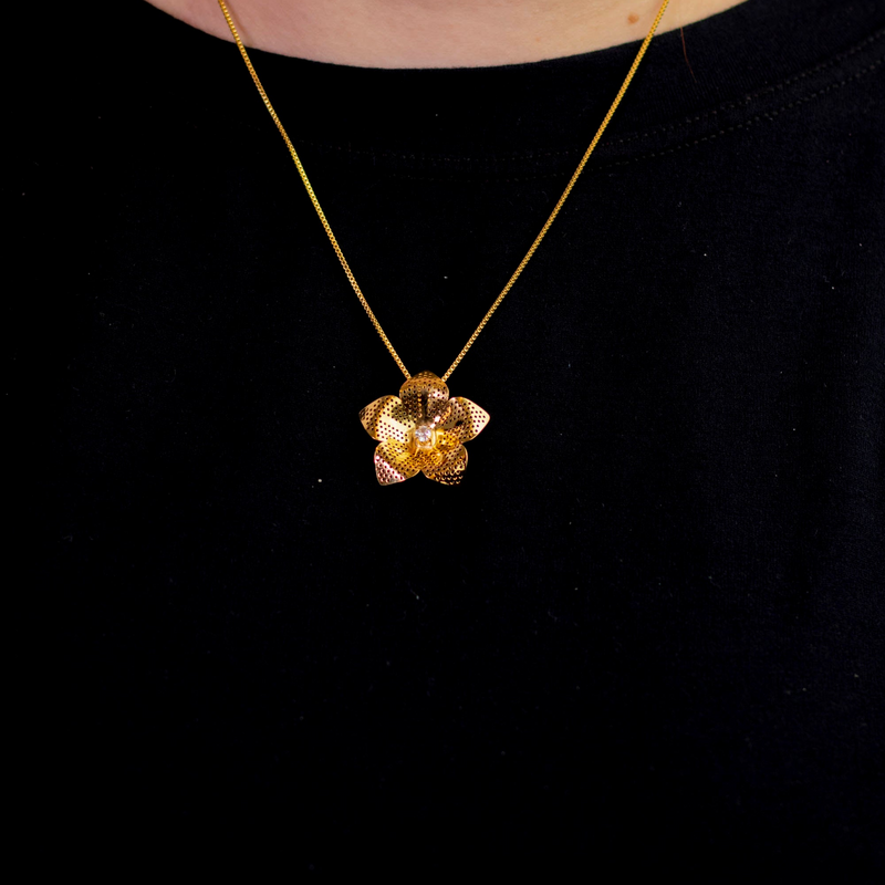 Colar Dourado com Pingente de Flor Trabalhada em Camadas e Cristal Central