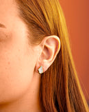 Brinco Dourado Formato Orgânico Pedra Branca Central