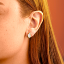 Brinco Dourado Formato Orgânico Branca Central