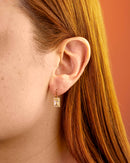 Brinco Pendente Dourado Retangular Cravejado Cristal Central