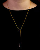 Colar Dourado Ajustável com Argola e Pingente Reto de Zircônias Cristal