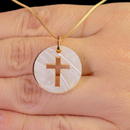 Colar Dourado com Pingente Redondo de Madrepérola e Cruz Vazado Religioso