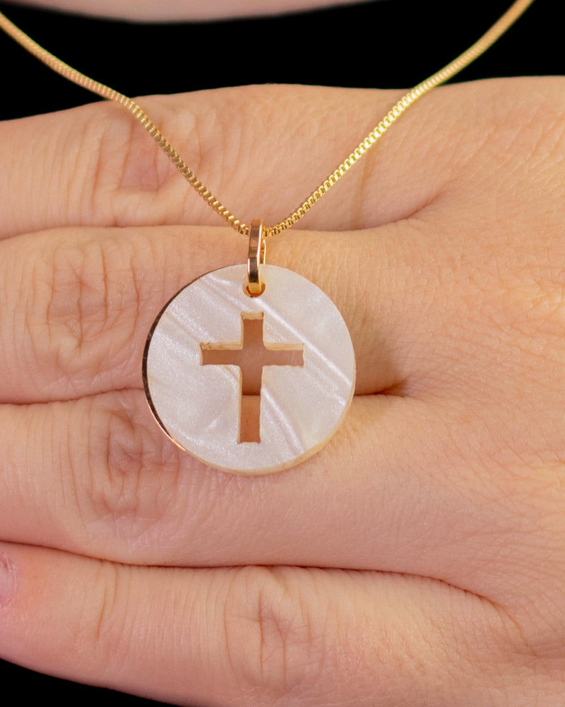 Colar Dourado com Pingente Redondo de Madrepérola e Cruz Vazado Religioso