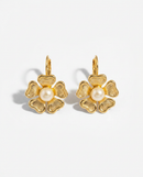 Brinco Folheado a Ouro 18k Flor Clássica com Pérola Central