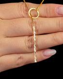 Colar Dourado Ajustável com Argola e Pingente Reto de Zircônias Cristal