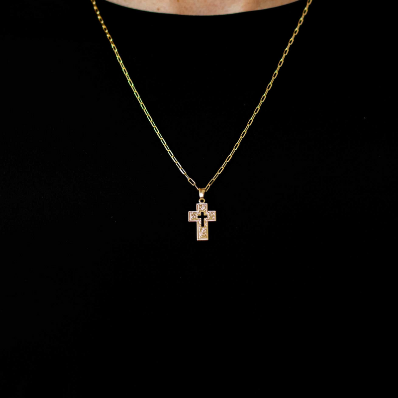 Colar Dourado Corrente Elo Português com Pingente Cruz Vazado em Arabescos
