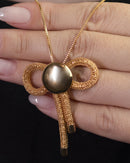 Colar Dourado Nó Elegante com Corrente Veneziana e Pingente Laço em Malha de Metal
