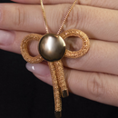 Colar Dourado Nó Elegante com Corrente Veneziana e Pingente Laço em Malha de Metal