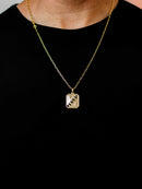 Colar Dourado Placa Retangular com Escrita Jesus e Detalhes Religiosos