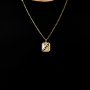 Colar Dourado Placa Retangular com Escrita Jesus e Detalhes Religiosos