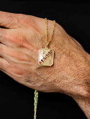 Colar Dourado Placa Retangular com Escrita Jesus e Detalhes Religiosos