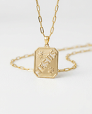 Colar Folheado a Ouro 18k Placa Retangular com Escrita Jesus e Detalhes Religiosos