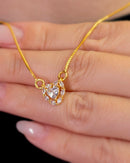 Colar Dourado com Pingente de Coração em Zircônia Cristal e Detalhes Vazados