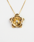 Colar Folheado a Ouro 18k com Pingente de Flor Trabalhada em Camadas e Cristal Central