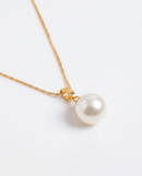 Colar Folheado a Ouro 18k com Pingente de Pérola Clássica e Corrente Fina Elegante