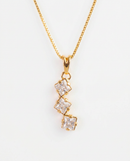 Colar Folheado a Ouro 18k com Pingente de Três Zircônias Quadradas em Cascata