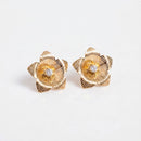Brinco Dourado Flor Texturizada com Cristal Central