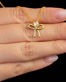 Colar Dourado com Pingente de Laço Minimalista e Zircônia Central Brilhante