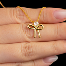 Colar Dourado com Pingente de Laço Minimalista e Zircônia Central Brilhante