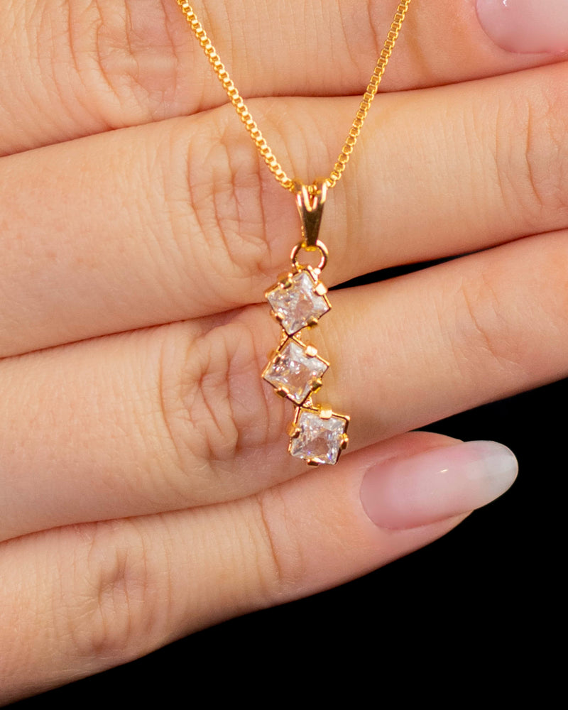 Colar Dourado com Pingente de Três Zircônias Quadradas em Cascata