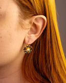 Brinco Dourado Flor Clássica com Pérola Central