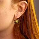 Brinco Dourado Flor Clássica com Pérola Central