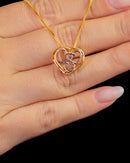 Colar Dourado com Pingente de Corações Vazados Entrelaçados em Design Romântico